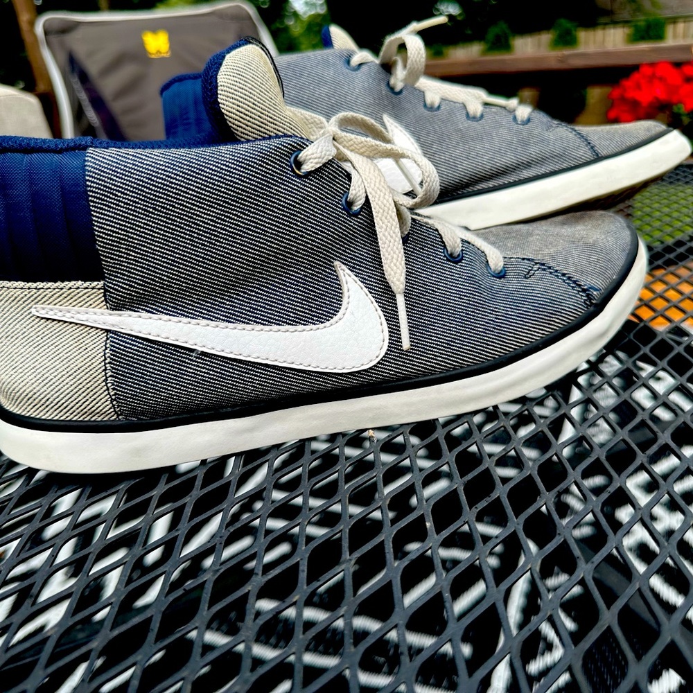 Nike Men’s Size 9.5 - rare - mid top